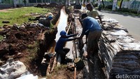 Pembuatan saluran air di lokasi itu dilakukan untuk memperlancar aliran air dan menanggulangi genangan air di kawasan tersebut.
