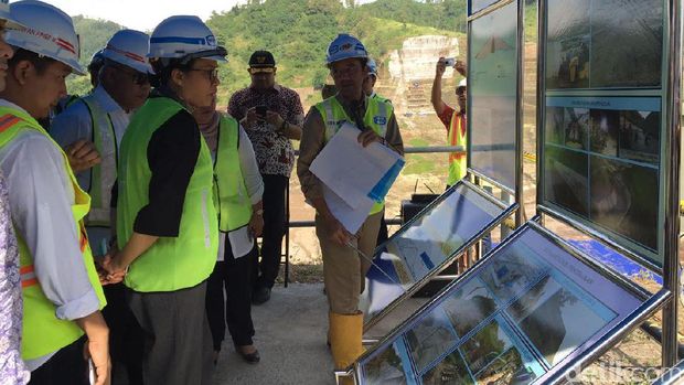 Menkeu Sri Mulyani tinjau proyek pembangunan Waduk Logung di Kudus.