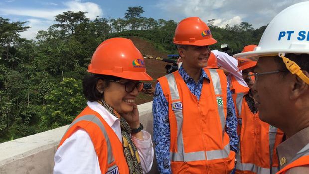 Pakai Helm dan Rompi, Sri Mulyani Blusukan ke Proyek Tol Semarang-Solo