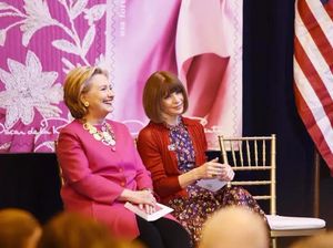 Hillary Clinton Tampil Stylish dengan Kalung Oscar de la Renta Rp 7,8 Juta
