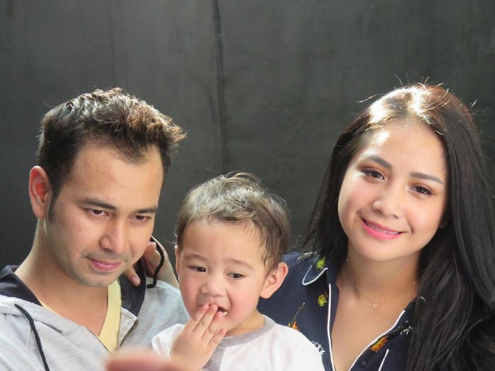 Raffi Ahmad Foto Bareng Ayu Ting Ting, Nagita Peluk Rafathar