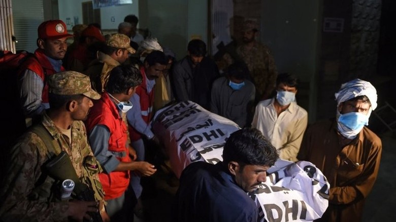 Serangan ISIS di Tempat Ziarah Sufi di Pakistan, Puluhan Orang Tewas Serangan ISIS di Tempat Ziarah Sufi di Pakistan, Puluhan Orang Tewas