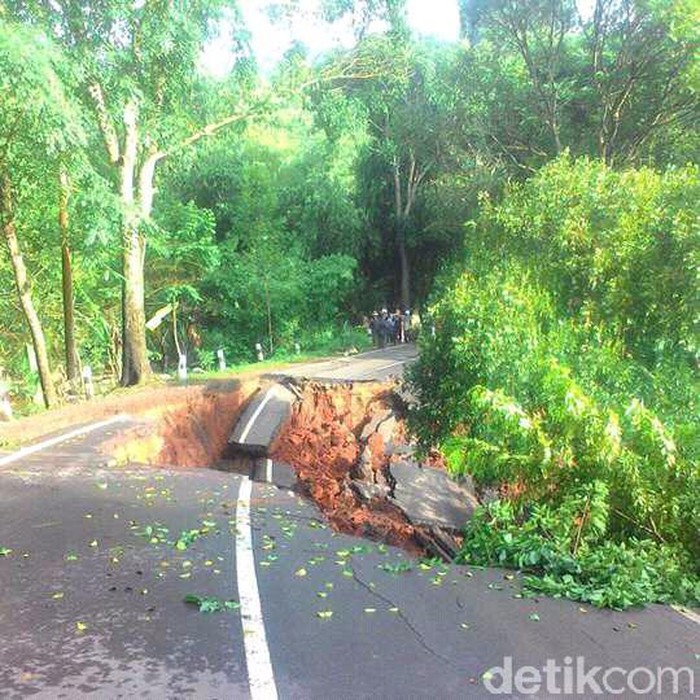 Ini Dugaan Penyebab Amblesnya Jalan Utama Kuningan-Majalengka