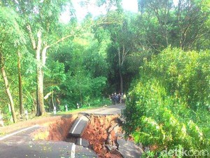 Perbaikan Jalan Ambles Kuningan-Majalengka Diprediksi Satu Bulan