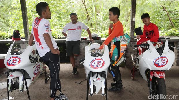M. Fadli saat mengajar di 43 Racing School