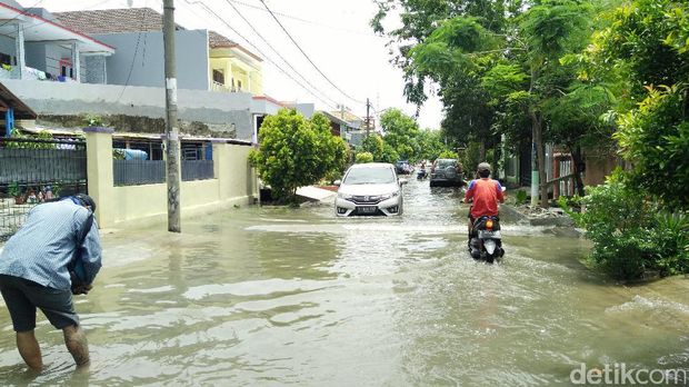 Sejumlah Ruas Jalan di Koja Jakut Masih Tergenang