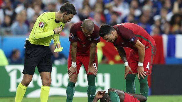 Mark Clattenburg ketika memimpin pertandingan final Piala Eropa 2016.