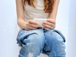 Bahaya! Jangan Biasakan Nongkrong di Toilet Sambil Main HP