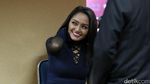 Saat Siti Badriah Sibuk dengan Ponselnya di Trans TV