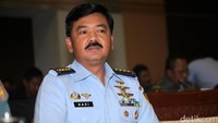 Pada 2013, dia ditugaskan menjadi Kepala Dinas Penerangan TNI AU. Dua tahun kemudian, yakni 2015, Hadi dipercaya menjadi Komandan Lanud Abdulrachman Saleh. Tak sampai setahun menjadi Komandan Lanud Abdulrachman Saleh, Hadi didapuk sebagai Sekretaris Militer Presiden.  (Foto: Lamhot Aritonang)