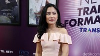 Ia tampil dengan dress berwarna pink dan heels silver di acara tersebut.