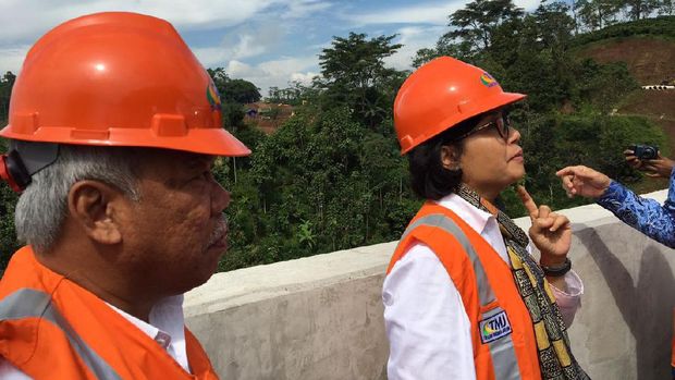 Pakai Helm dan Rompi, Sri Mulyani Blusukan ke Proyek Tol Semarang-Solo