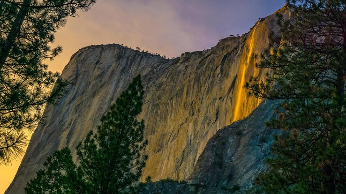Fenomena Alam yang Unik, Air Terjun Api