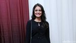 Black Vs White ! Gaya Amanda Rawles dan Anggika Bolsterli di Trans TV