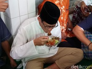 Sambil Makan Jengkol, Sandiaga Bahas OK OCE Bersama Warga