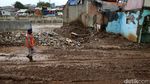 Melihat Tanggul Ciliwung yang Belum Diturap