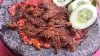 Sambal mentah beraroma segar khas jeruk limau. Rasa pedasnya tak terlalu menonjok. Enak dipadukan dengan empal penyet yang empuk gurih.
