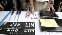 Sejumlah barang yang digunakan dalam aksi kejahatan juga disita polisi.