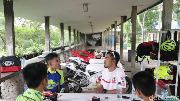 M. Fadli memberikan pengarahan kepada siswanya di 43 Racing School
