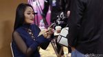 Saat Siti Badriah Sibuk dengan Ponselnya di Trans TV