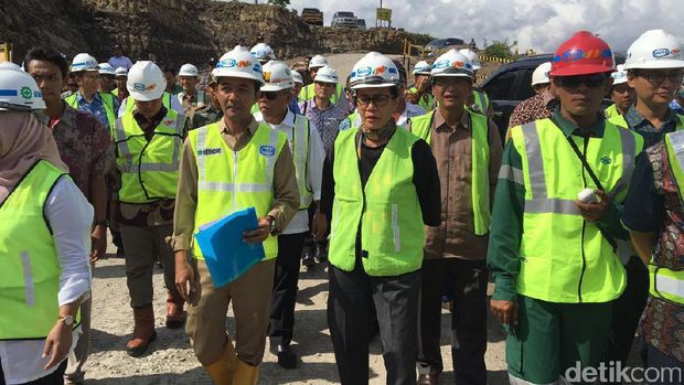 Menkeu Sri Mulyani tinjau proyek pembangunan Waduk Logung di Kudus.
