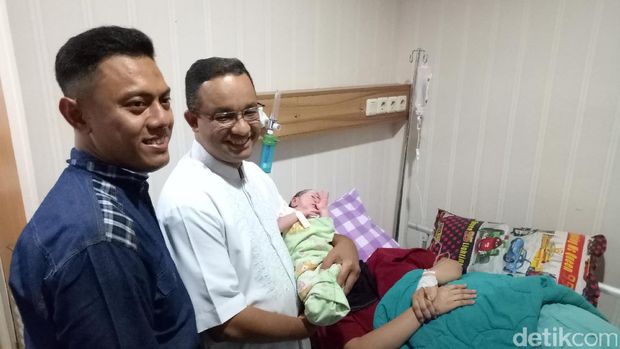 Anies jenguk istri patwalnya yang melahirkan / 