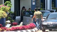 Wanita yang diduga membunuh kakak tiri Kim Jong-un itu dimasukkan ke mobil polisi. Pool/CCTV/Reuters.