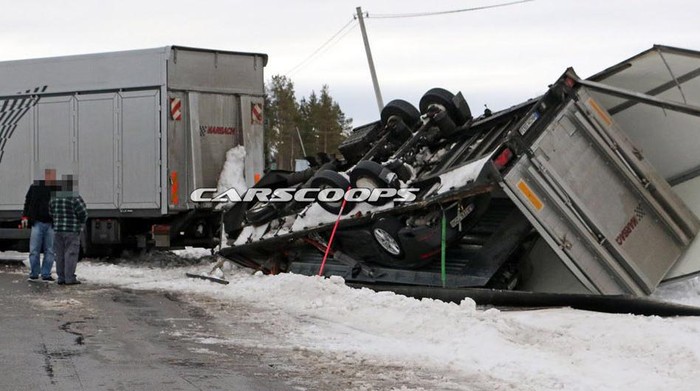 Truk Pengangkut Porsche Terguling