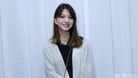 Cassandra Lee terlihat kasual dengan sweater abu-abu dan dress hitam. Hanif Hawari/detikHOT