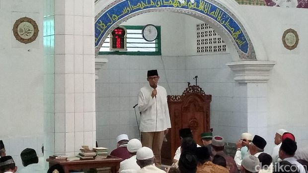 Sandiaga salat Jumat di Petogogan / 