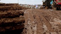 Seorang siswa SD melintas di sisi tanggul CIliwung Bukit Duri yang belum dipasangi turap (sheet pile).
