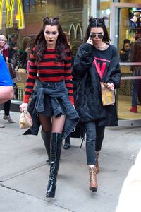 Gaya Super Stylish Kendall Jenner & Bella Hadid Saat Beli Camilan di McD