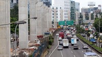 Sejumlah kendaraan melaju di dekat lokasi proyek konstruksi stasiun Mass Rapid Transit (MRT) di Cilandak, Jakarta, Jumat (17/2/2017).
