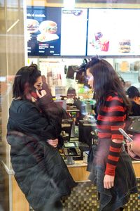 Gaya Super Stylish Kendall Jenner & Bella Hadid Saat Beli Camilan di McD