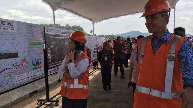 Pakai Helm dan Rompi, Sri Mulyani Blusukan ke Proyek Tol Semarang-Solo