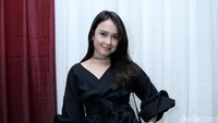 Anjani Dina juga tampil dengan busana serba hitam di acara tersebut. Hanif Hawari/detikHOT