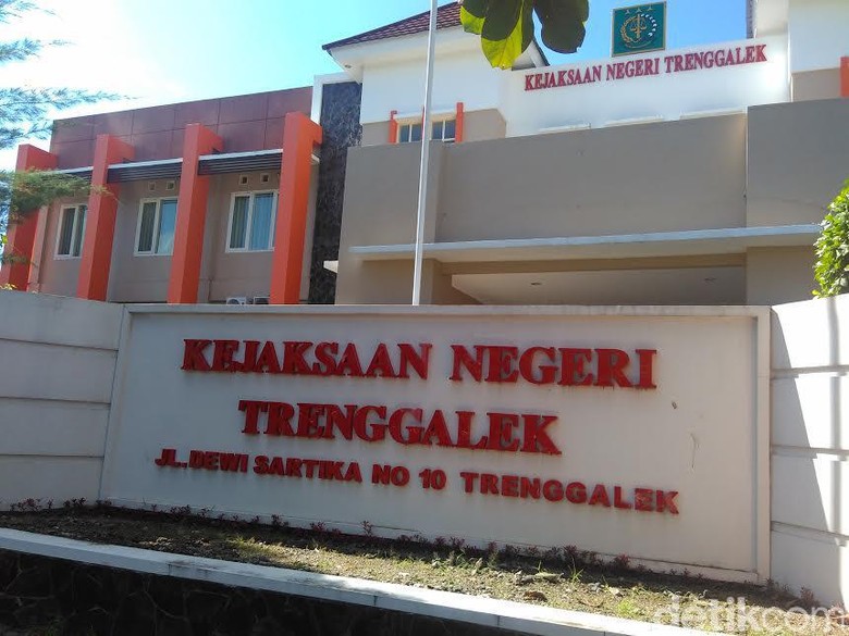 Kejari Tetapkan Tersangka Dugaan Korupsi Dispendukcapil Trenggalek Kejari Tetapkan Tersangka Dugaan Korupsi Dispendukcapil Trenggalek