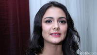 Aktris berusia 16 tahun itu terlihat mempesona dengan pulasan lipstik merah. Hanif Hawari/detikHOT