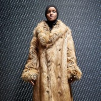 Selanjutnya Halima Aden kembali menggebrak Milan Fashion Week Fall 2018. Di Februari 2018, Halima lagi-lagi dibawa Max Mara ke panggung runaway-nya. Kala itu, Halima tak sendiri, ia berjalan bersama model berhijab lainnya yaitu Amina Adan. (Foto: Yeezy)