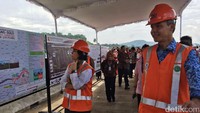 Usai melihat pemandangan dari atas jembatan, Sri Mulyani kemudian menuju papan informasi untuk mendapatkan penjelasan lebih lanjut progres tol Semarang-Solo.