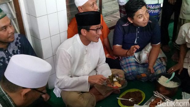 Sandiaga makan jengkol / 