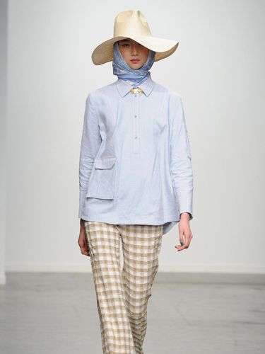 Ketika Model Berhijab Eksis di Fashion Show Kanye West Hingga Brazil