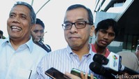 Emirsyah diperiksa sebagai tersangka atas kasus suap pengadaan pesawat dan mesin pesawat dari Airbus SAS dan Rolls-Royce pada PT Garuda Indonesia (Persero) Tbk.