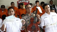 Polisi menyita sejumlah barang dari para tersangka termasuk sebuah gitar elektrik dengan merk Godin.