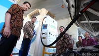 Menteri ESDM Ignasius Jonan didampingi Direktur Utama PGN Hendi Prio Santoso meninjau SPBG PGN di Jakarta, Jumat (17/2).