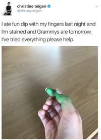 Jari Tangannya Hijau Usai Makan Permen, Chrissy Teigen Minta Bantuan Via Twitter