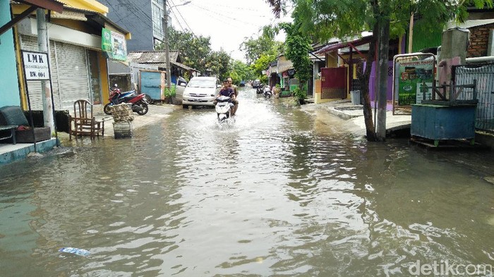 Sejumlah Ruas Jalan di Koja Jakut Masih Tergenang
