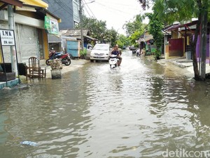 Sejumlah Ruas Jalan di Koja Jakut Masih Tergenang