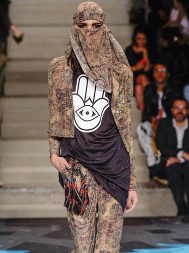 Ketika Model Berhijab Eksis di Fashion Show Kanye West Hingga Brazil