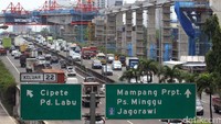 Para pekerja menyelesaikan proyek pembangunan mass rapid transit (MRT).